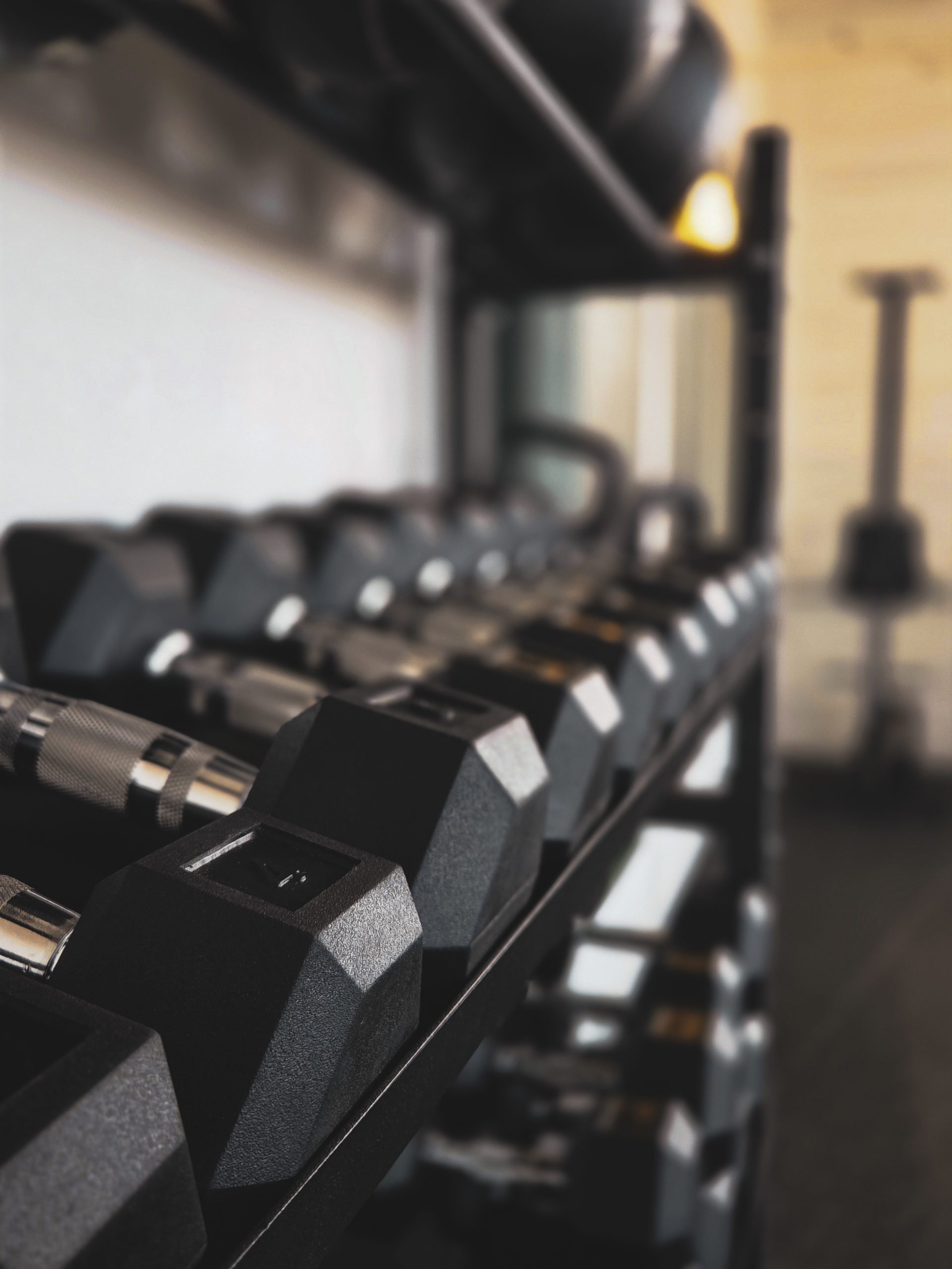 Kettlebells alignés dans une salle de sport, matériel utilisé en functional training chez Joy N Sport